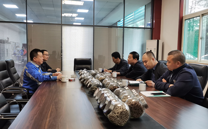 與集團(tuán)總經(jīng)理孫寧波及部門負(fù)責(zé)人座談，就項(xiàng)目建設(shè)、環(huán)境影響、補(bǔ)貼政策等內(nèi)容進(jìn)行了探討交流